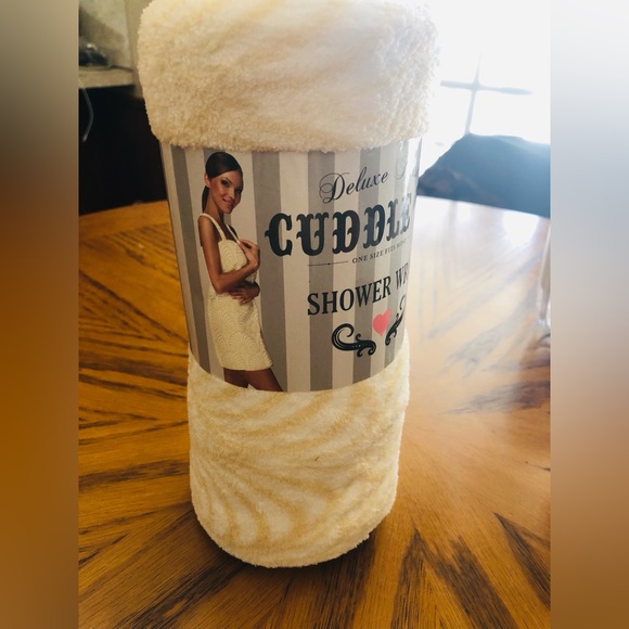 Cuddle up bath wrap. Cream color. NWT - Picture 2 of 3